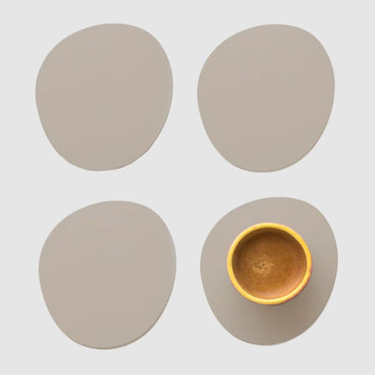 Ruca Stone Coasters ash als Getränkeuntersetzer: 4er Set, ein Untersetzer mit Espressotasse von oben, neutraler Hintergrund.