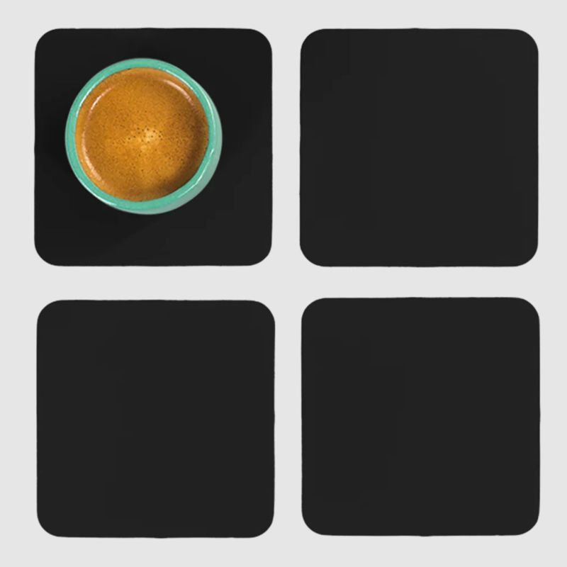Ruca Square Coasters Black als Getränkeuntersetzer: 4er Set, ein Untersetzer mit Espressotasse von oben, neutraler Hintergrund.