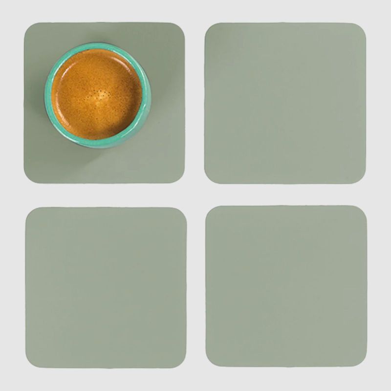 Ruca Square Coasters Sage Green als Getränkeuntersetzer: 4er Set, ein Untersetzer mit Espressotasse von oben, neutraler Hintergrund.