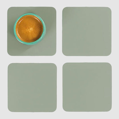 Ruca Square Coasters Sage Green als Getränkeuntersetzer: 4er Set, ein Untersetzer mit Espressotasse von oben, neutraler Hintergrund.