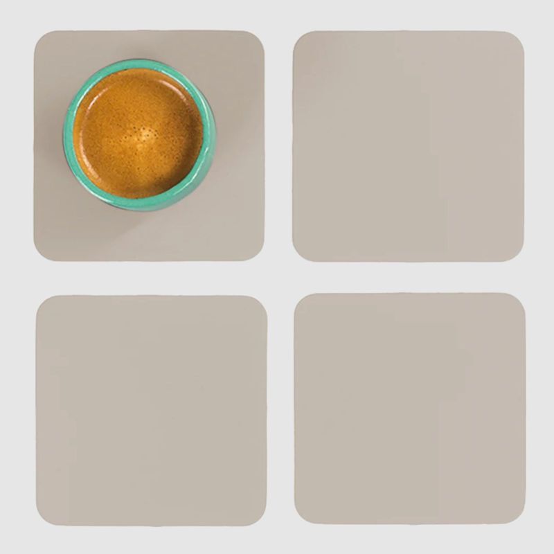Ruca Square Coasters Ash als Getränkeuntersetzer: 4er Set, ein Untersetzer mit Espressotasse von oben, neutraler Hintergrund.