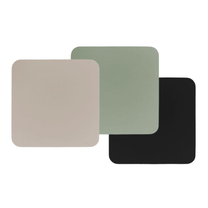 Square Coasters in drei Farbvarianten (Ash, Black und Sage Green), überlappend als Variantenübersicht dargestellt.