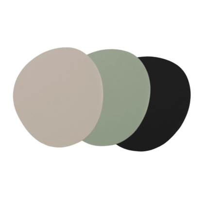 Übersichtsbild der Ruca Stone Coasters als Farbvarianten in Ash, Sage Green und Black (Untersetzer aus recyceltem Leder).