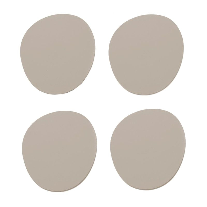 Untersetzer Ruca Stone Coasters von vacavaliente in Farbe ash, 4 Untersetzer in organischer Rundform, freigestellt auf weißem Hintergrund.